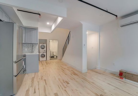 2nd image of 176 Bayard St Floor 2