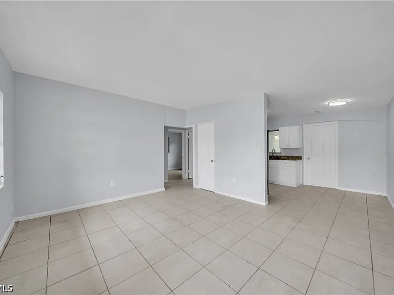 1527 Gardenia Ave — Photo 8
