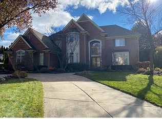 17490 Rolling Woods Cir, Northville, MI 48168