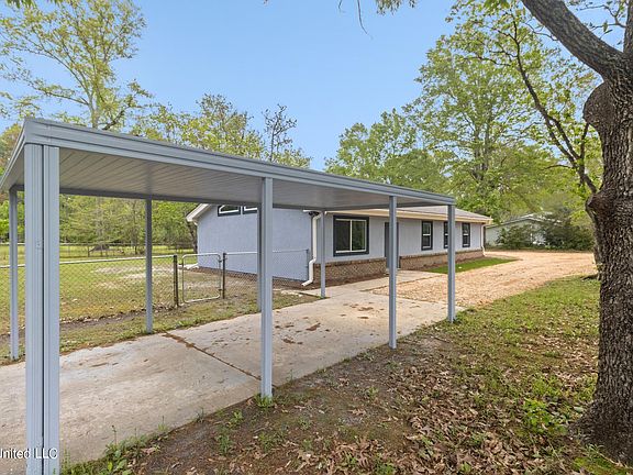 4th image of 100 Dogwood Cir