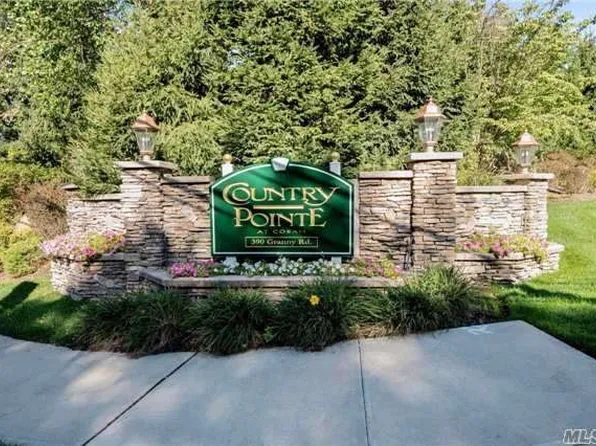 210 Kettles Ln, Medford, NY 11763