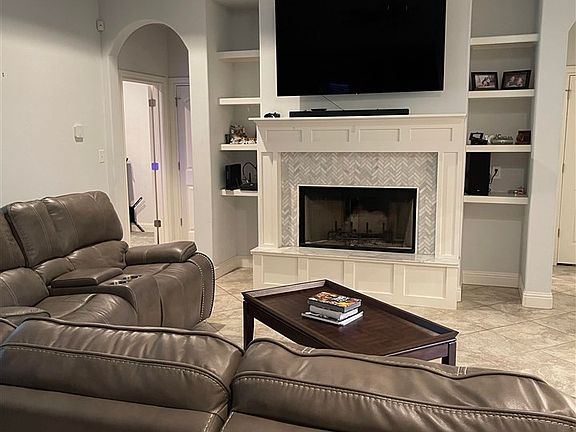 3rd image of 6785 Woodridge Dr
