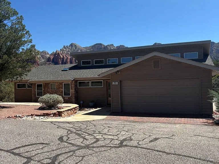 70 Moore Dr — Photo 1