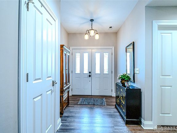 3rd image of 718 Deerhurst Dr