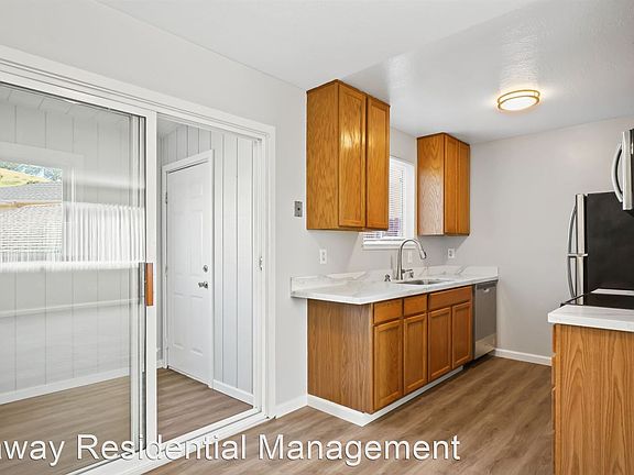 5th image of 570 Tamarack Ln