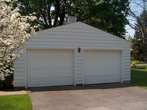 Detached garage