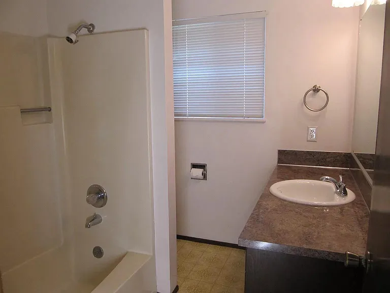 2106 Debra Dr — Photo 9