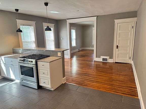 2nd image of 455 Rhode Is