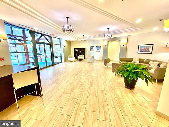 5th image of 24 Courthouse Sq APT 811