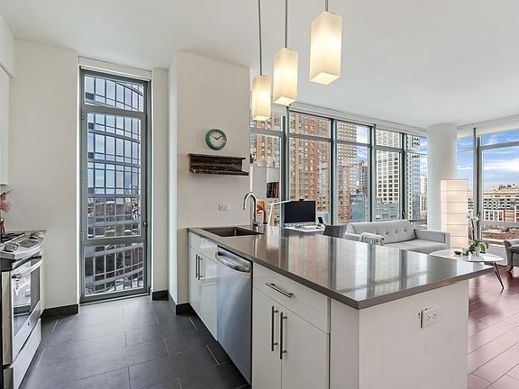 3rd image of 81 Fleet Pl APT 15B