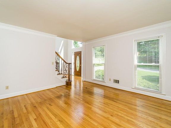 5th image of 3620 Robinson Walk Dr