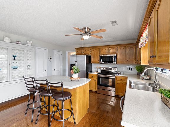 5th image of 3907 Benjamin Dr