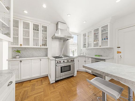 3rd image of 1065 Lexington Ave #9A