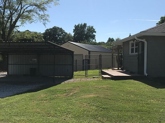 2nd image of 1319 Lakewood Ln
