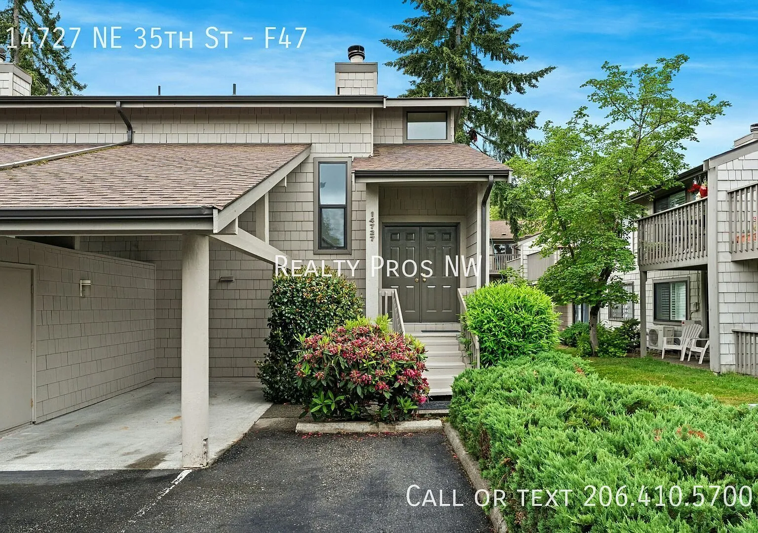 Location, Location! 2 bedroom, 3 parking stalls — Photo 2