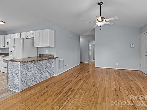 3rd image of 209 Billie Hope Dr