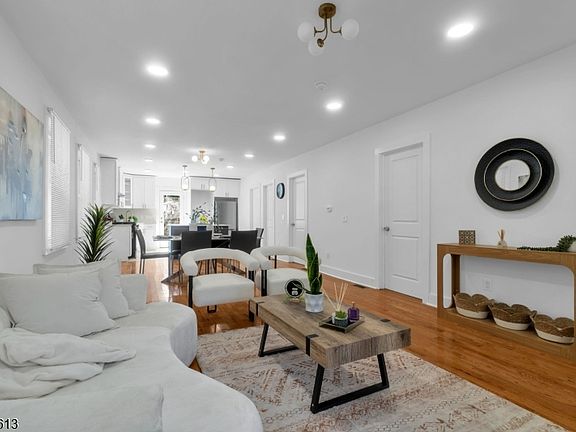 4th image of 240 Keer Ave