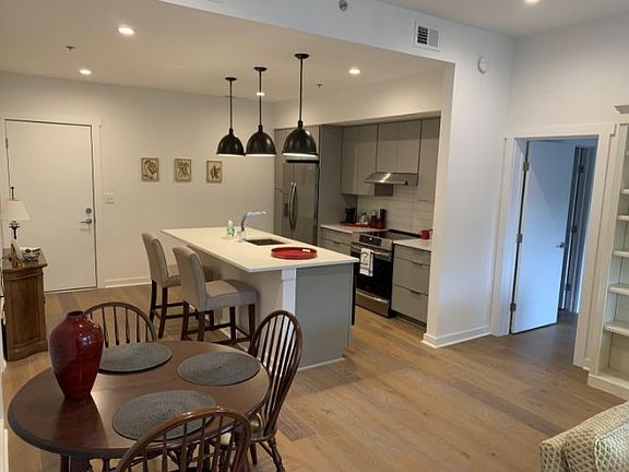 4th image of 411 Fairpoint St #303