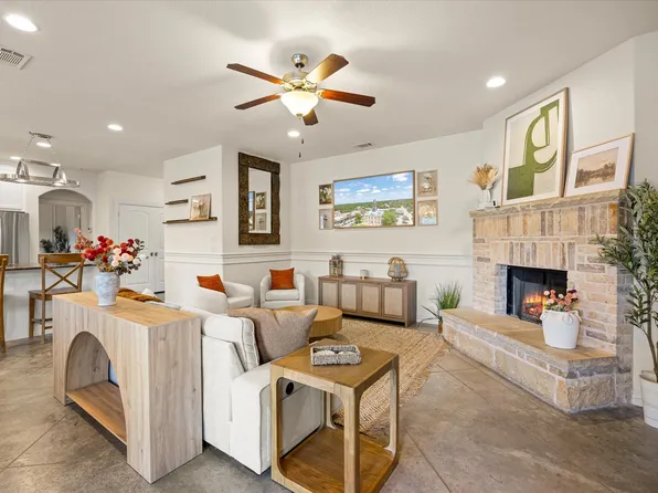 1004 W Apache Trl, Granbury, TX 76048