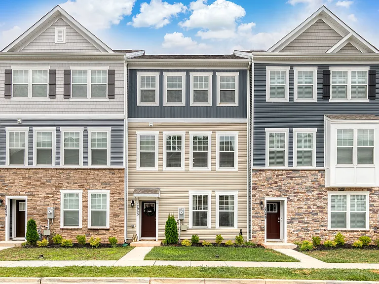 2050 Hinshaw Dr — Photo 1