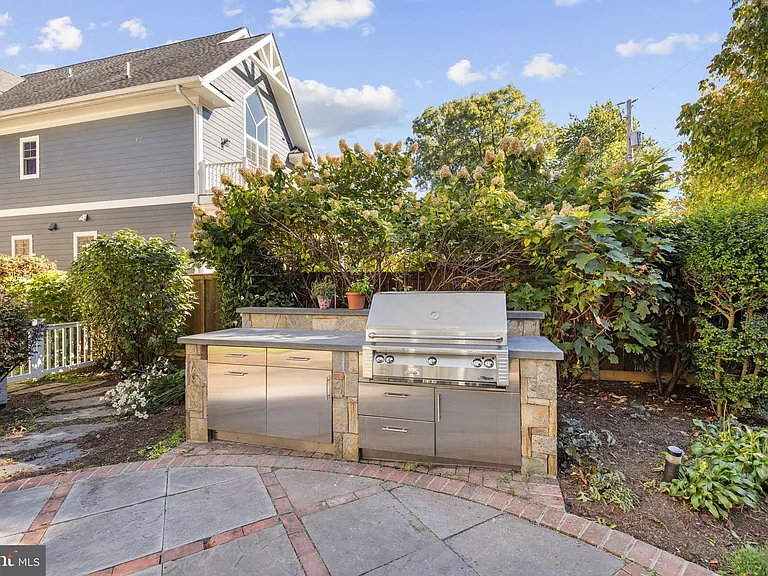 1604 N Edgewood St — Photo 49