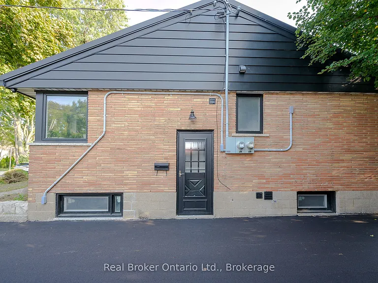 39 Westminster Ave #UPPER — Photo 2