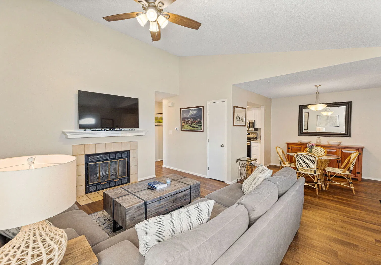 3 bed, 2.0 bath, 1920 sqft, $2,285 — Photo 4