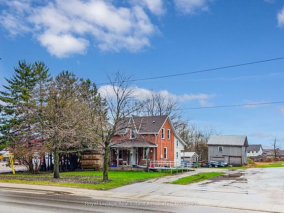 4th image of 557 Main St E