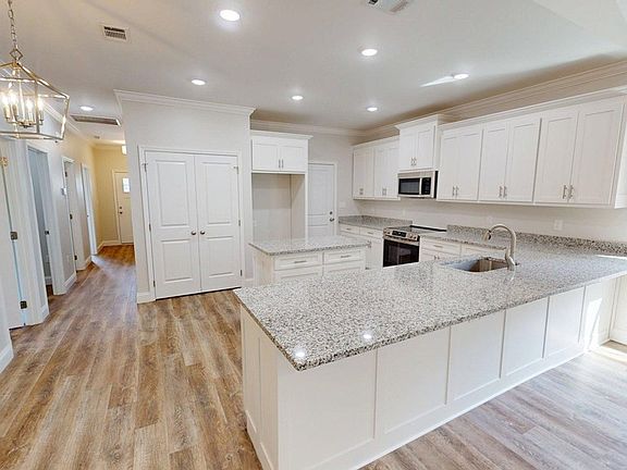 4th image of 108 Huntington Pointe Dr