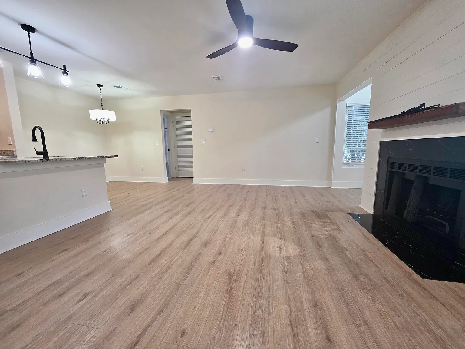 2 bed, 2.0 bath, 976 sqft, $2,500 — Photo 3