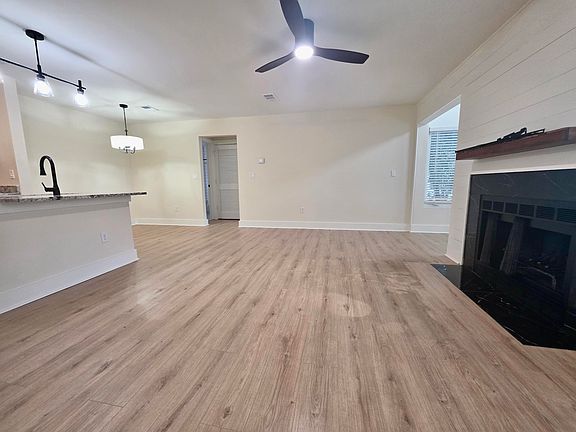 3rd image of 274 Alexandra Dr Unit 8