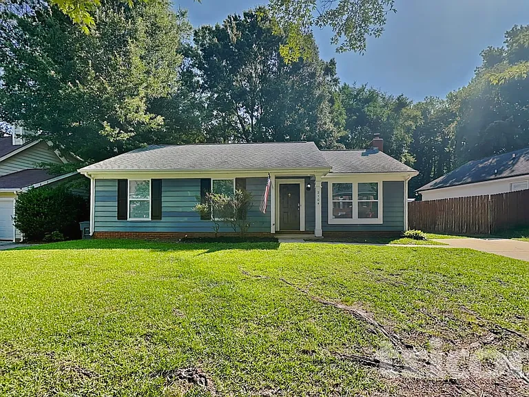 2104 David Earl Dr — Photo 2