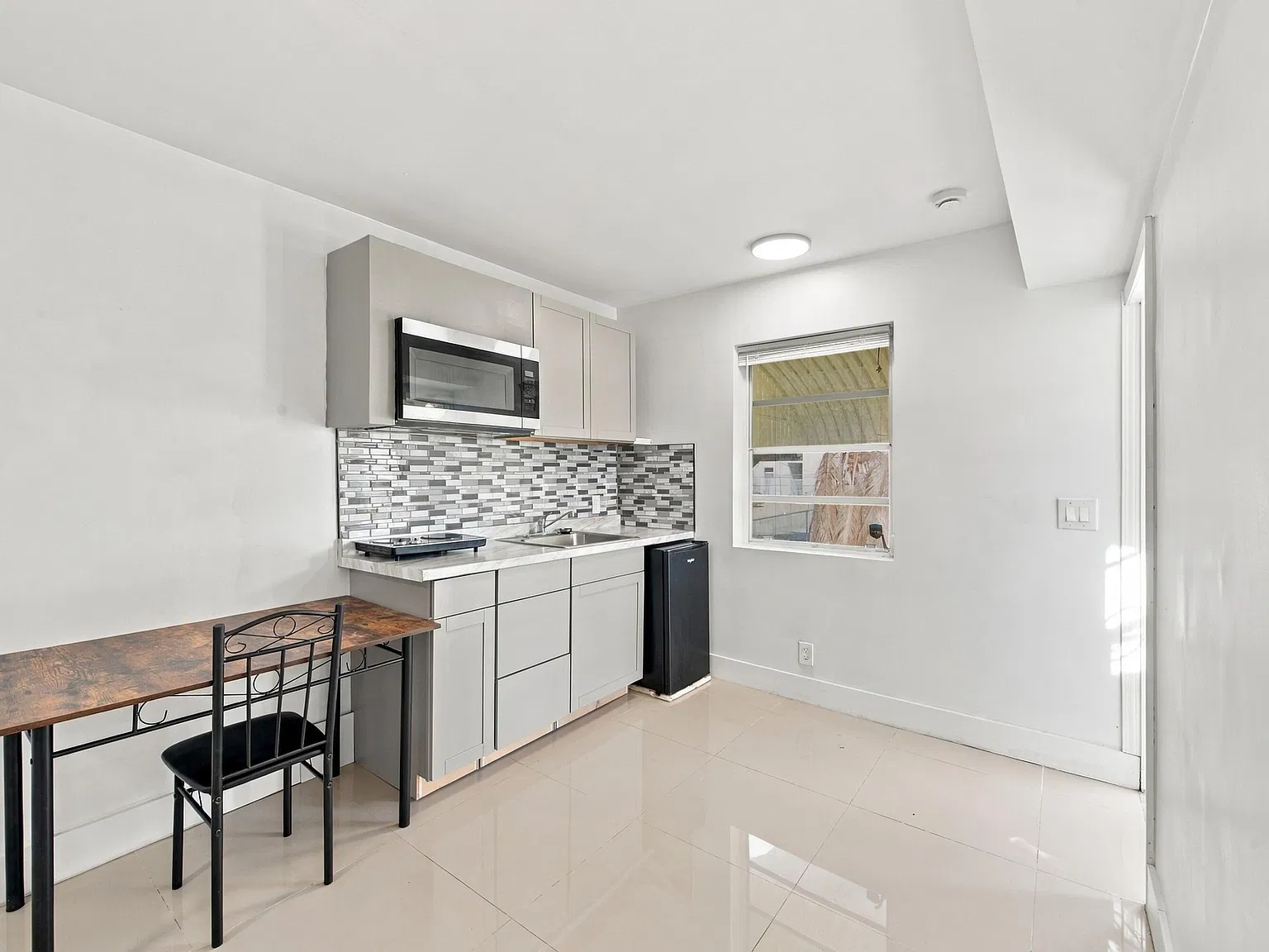 Studio, 1.0 bath, 219 sqft, $1,600 — Photo 3