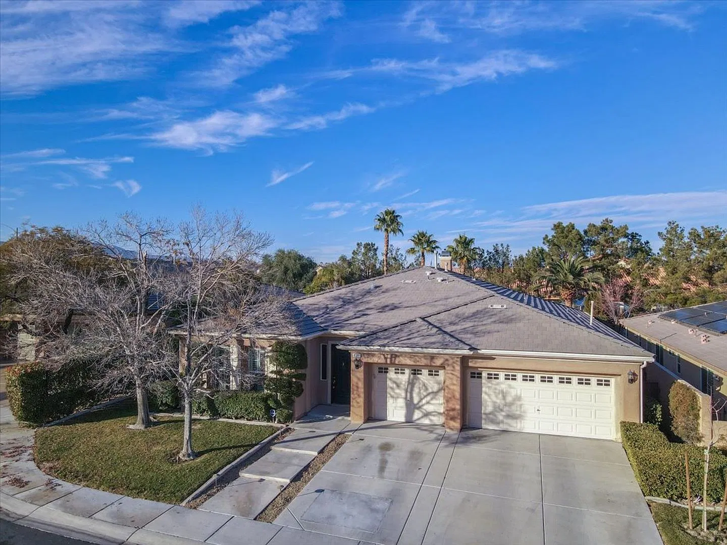Beautiful 1-Story, 4 Bedroom Home home near Summerlin in a gated community — Photo 2