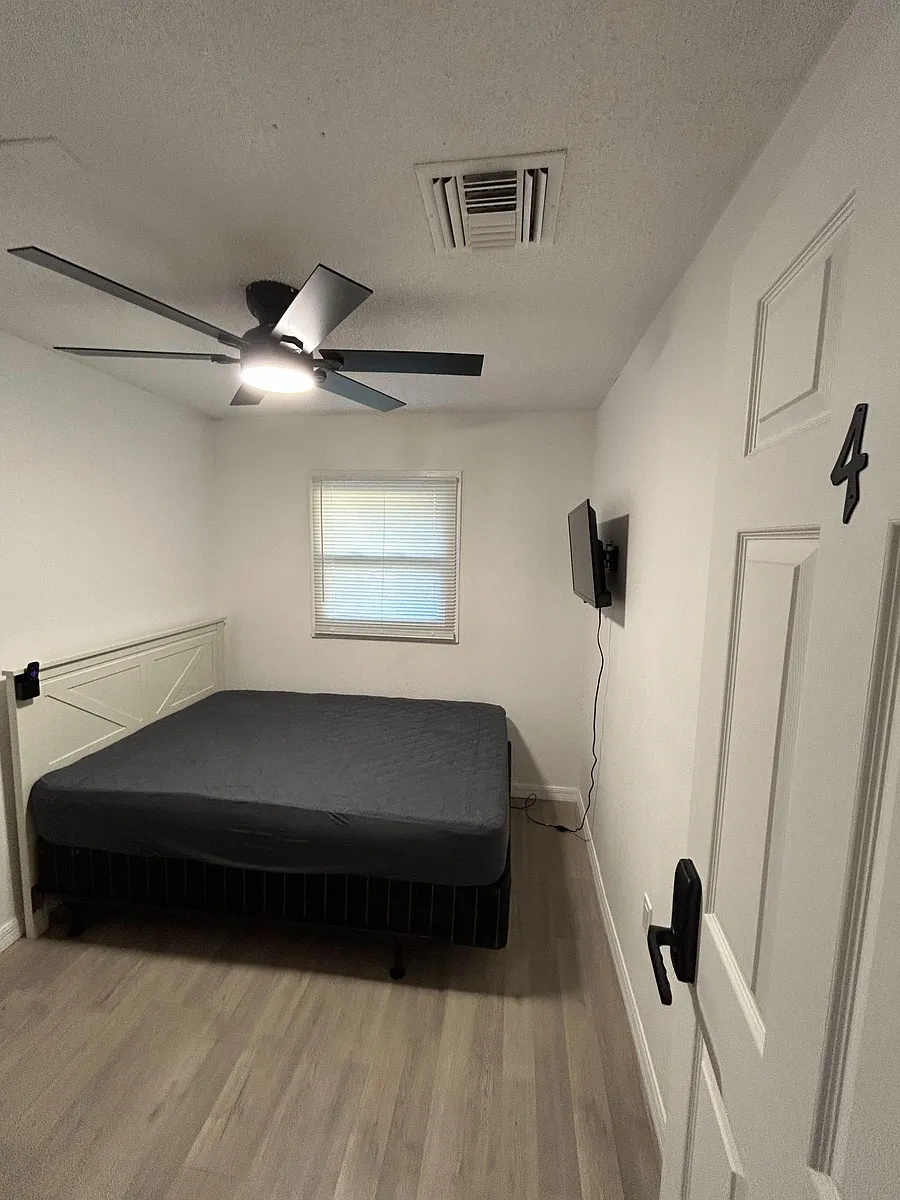 Full size bed, TV - Griffin Rd