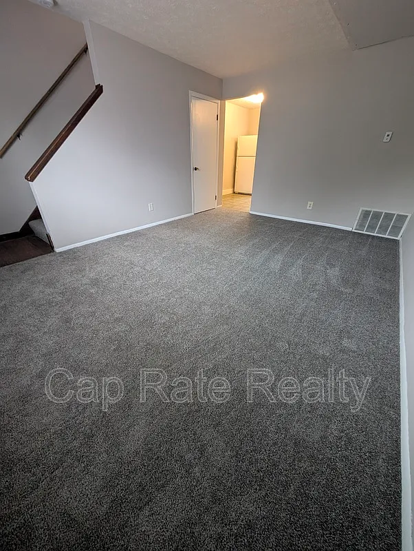 Linden — Photo 2