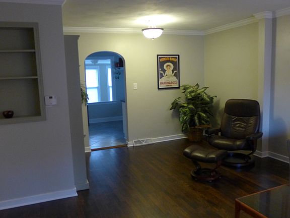 4th image of 214 S Lodge Ln