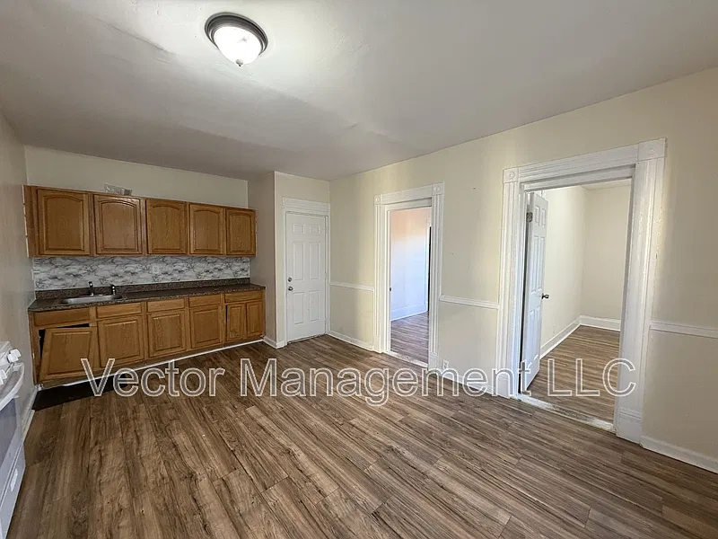 5 bed, 2.0 bath, 1170 sqft, $2,450 — Photo 2