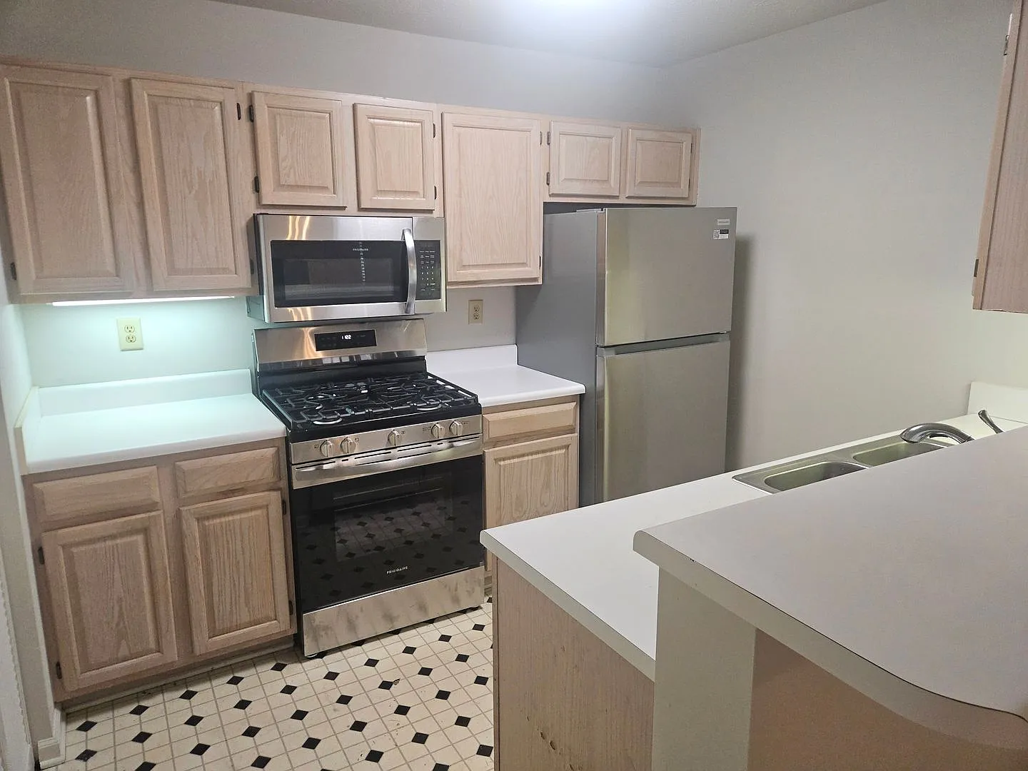 Brookhaven Condo For Lease New Appliances — Photo 3