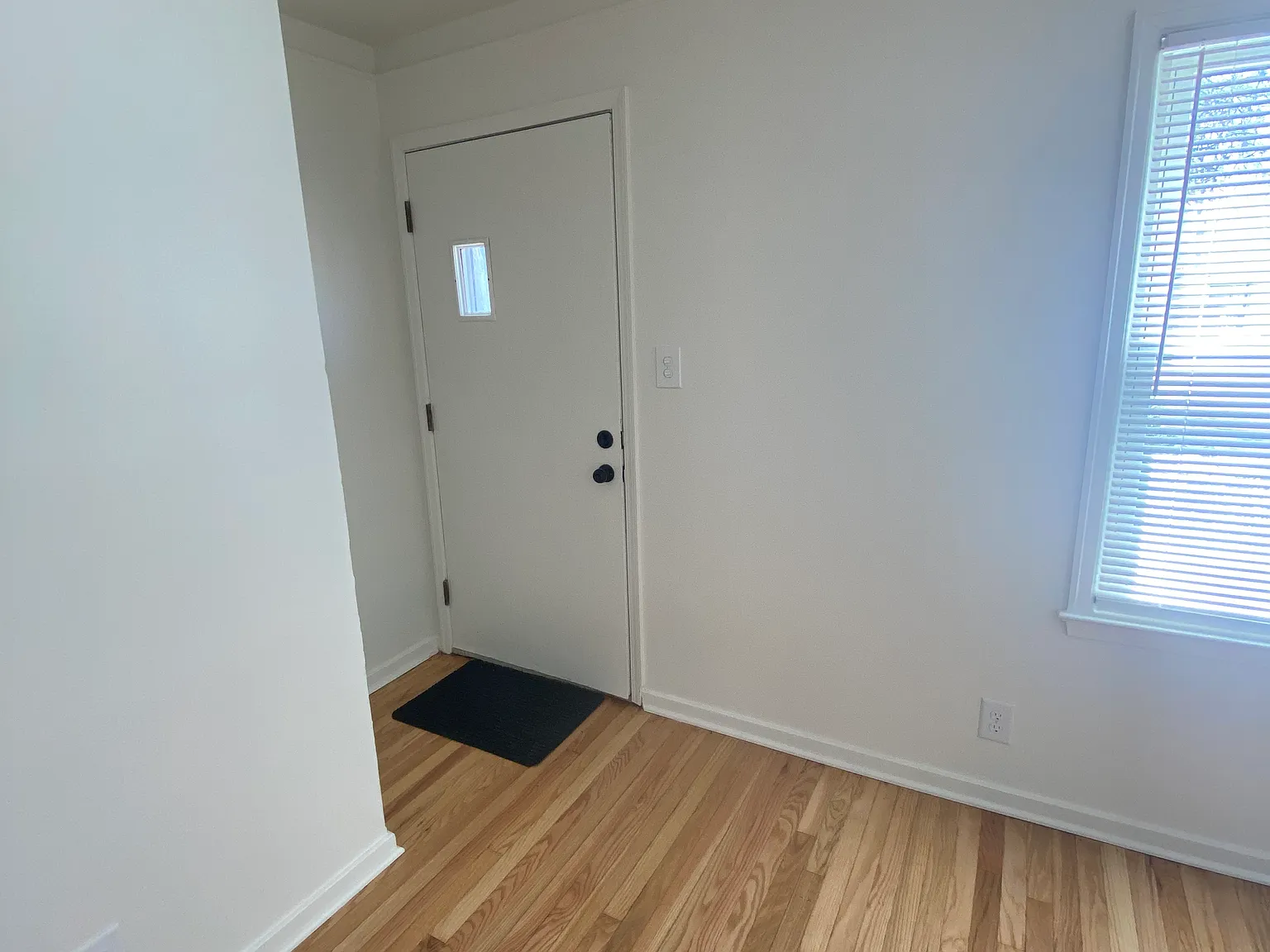 3 bed, 1000 sqft, $2,000 — Photo 2