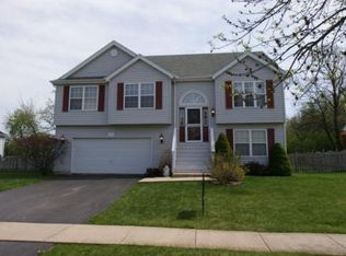 909 Pinehurst Dr, North Aurora, IL 60542