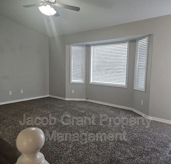 2825 N Sunlight Dr — Photo 2