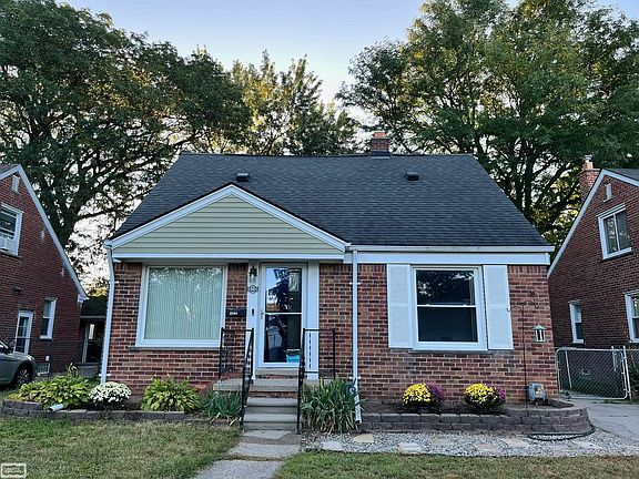 3rd image of 1306 N Silvery Ln
