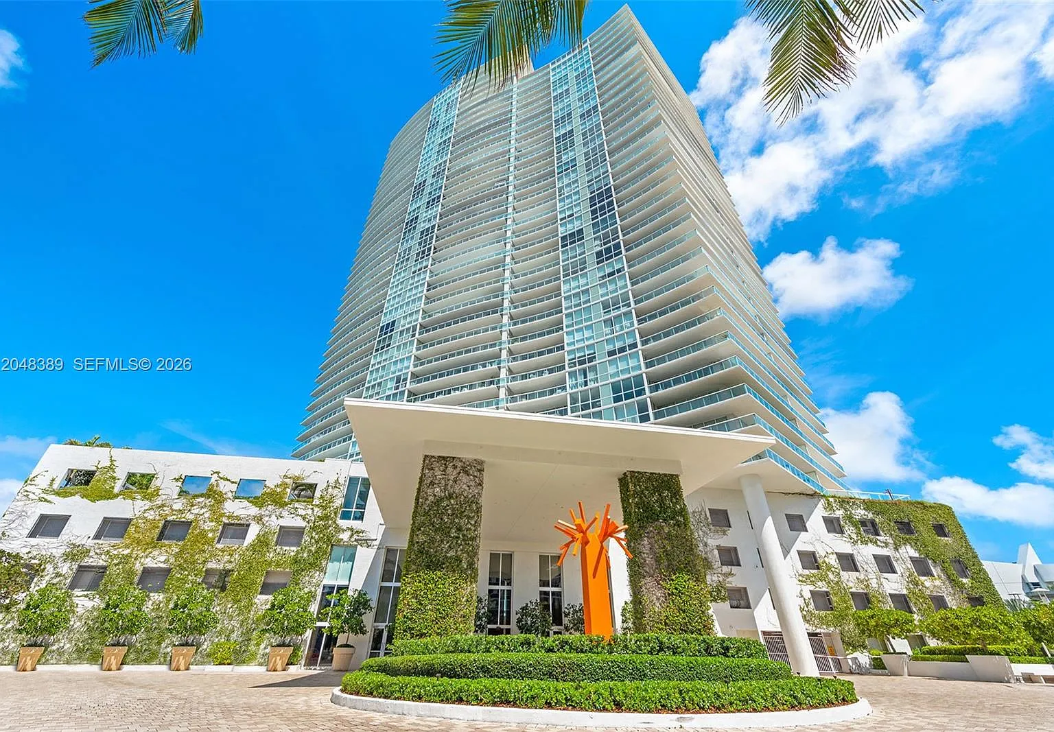 Icon Condo — Photo 1