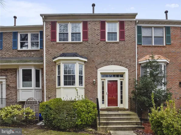 7 Carriage House Cir, Alexandria, VA 22304