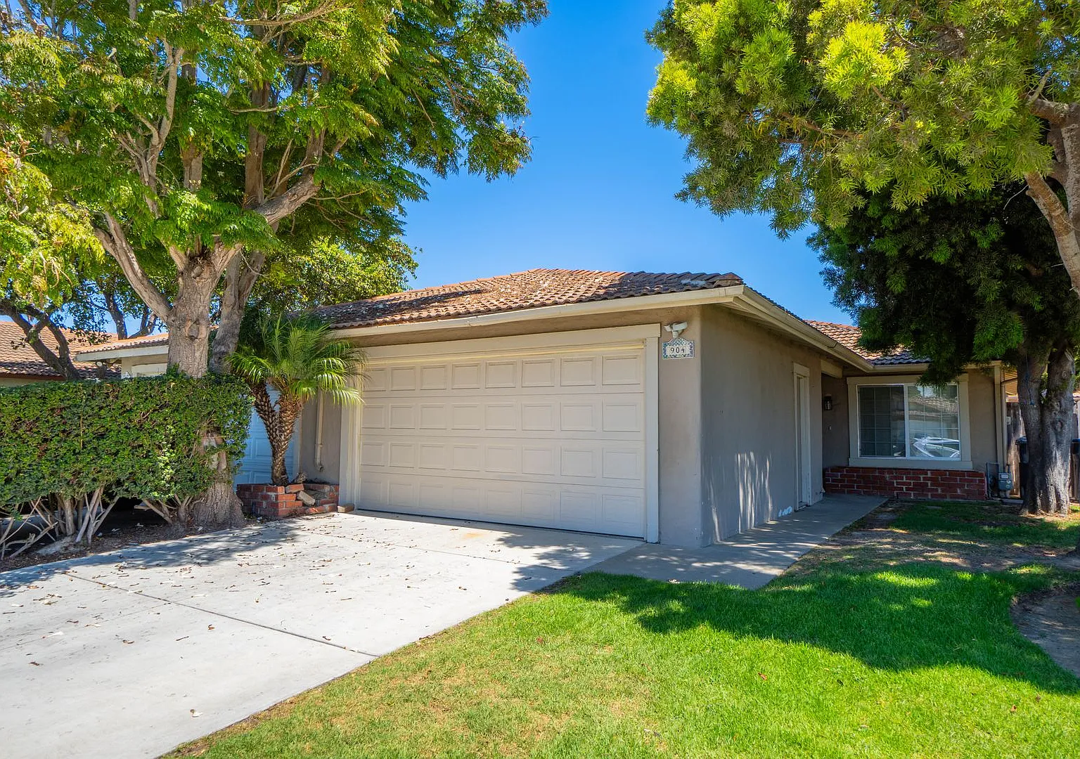 Centrally Located Casa La Canada Townhome! — Photo 1