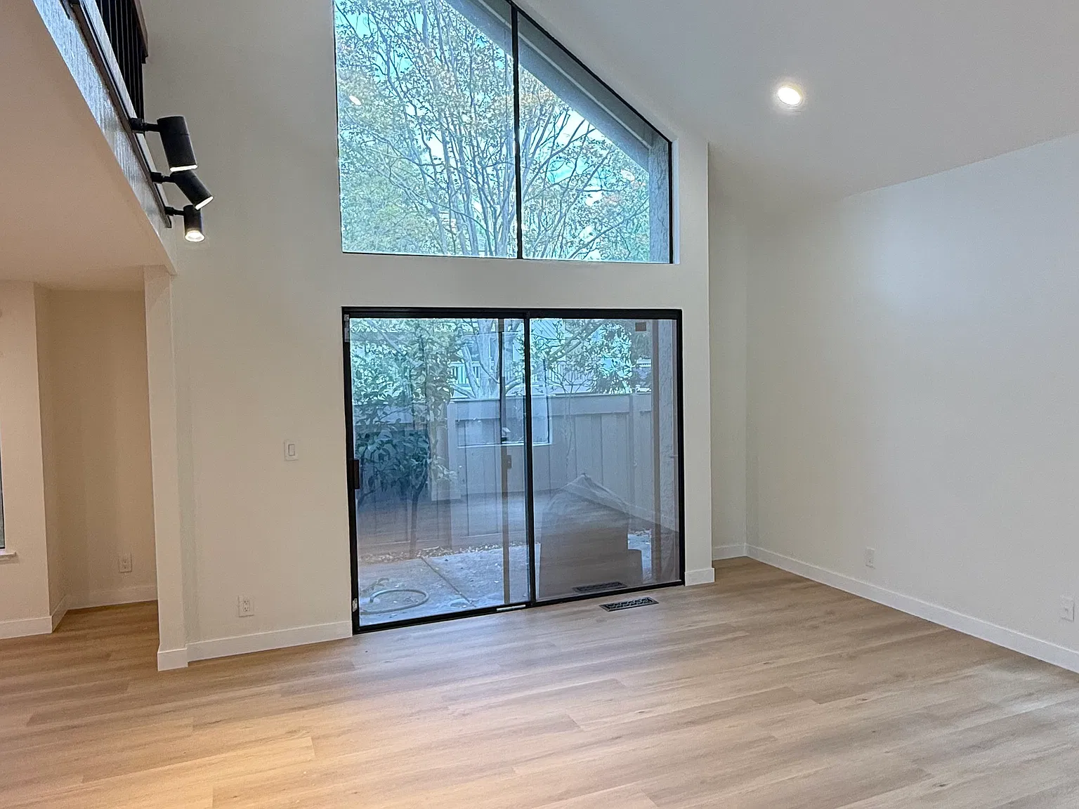 2 bed, 2.5 bath, 1884 sqft, $5,000 — Photo 2
