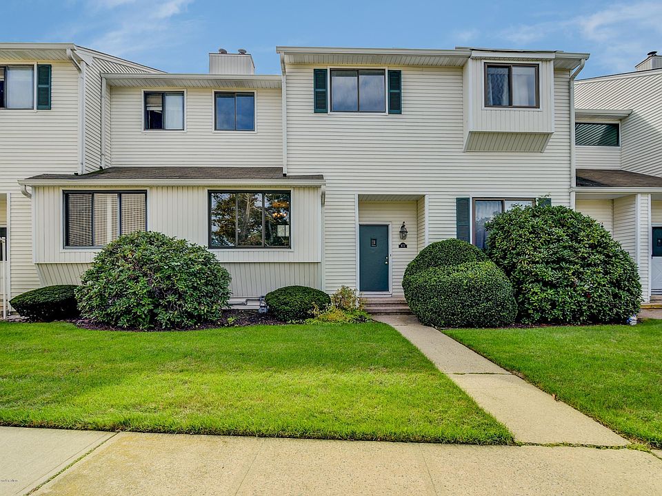 1st image of 472 Clubhouse Dr