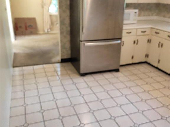 5th image of 601 Queensbury Ct