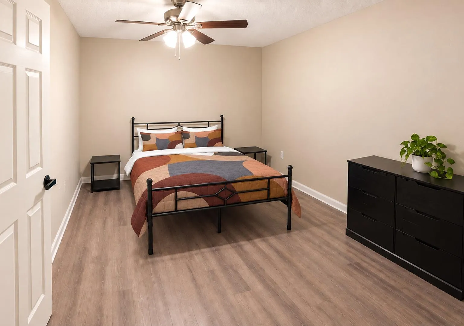 4 bed, 3.0 bath, 1351 sqft, $910 — Photo 1